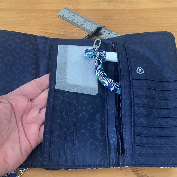 Vera Bradley RFID Wallet Crossbody Blue White "Lisbon Medallion Cool" NEW - Picture 6 of 10